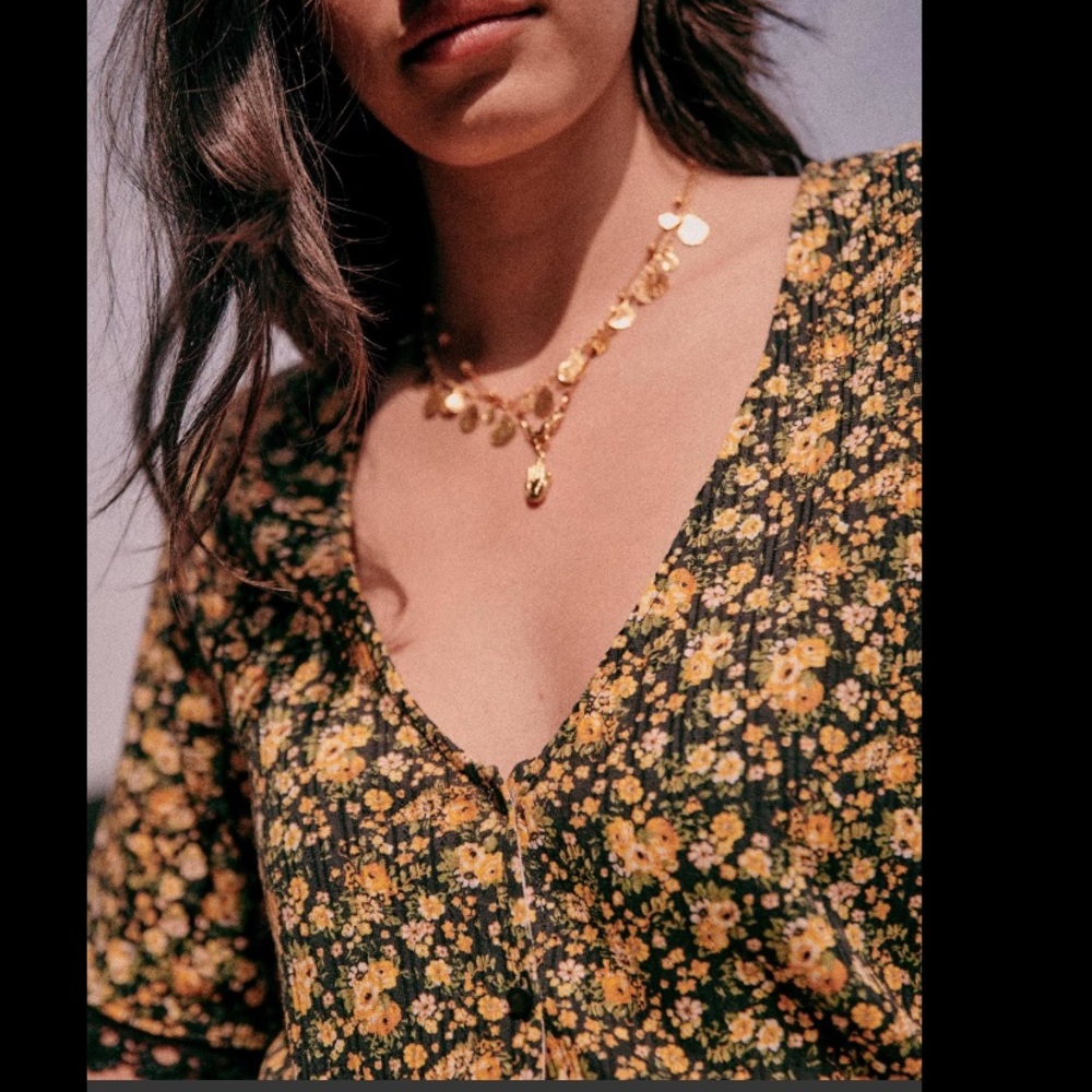 Floral Lace-Trim V-Neck Women's Top in Black & Yellow - Picture 4 of 6